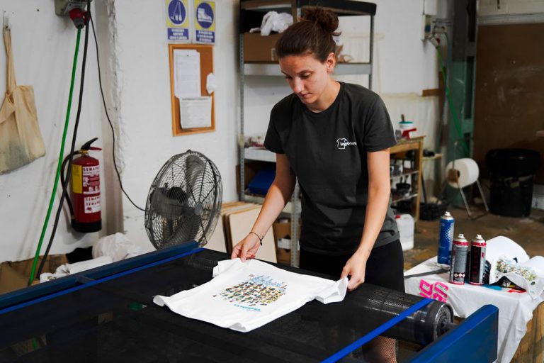 Estampación de camisetas y ropa corporativa: claves para un resultado impecable